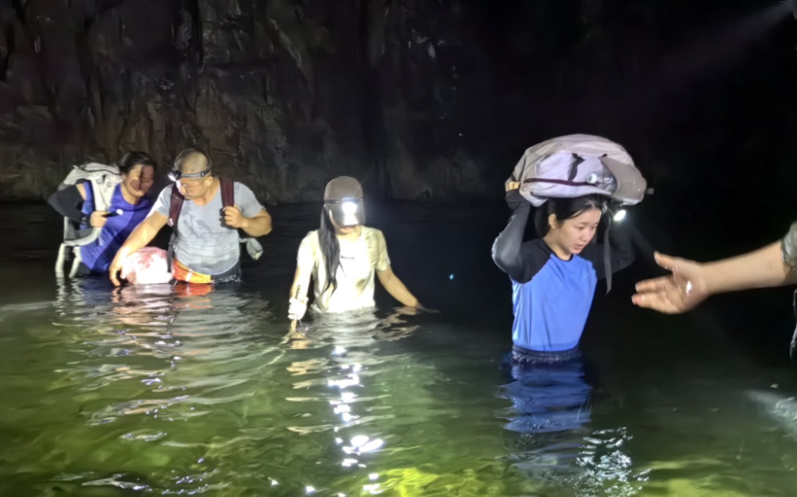 广西樊村穿英俊大峡谷,半夜还在走水路,可怕!哔哩哔哩bilibili