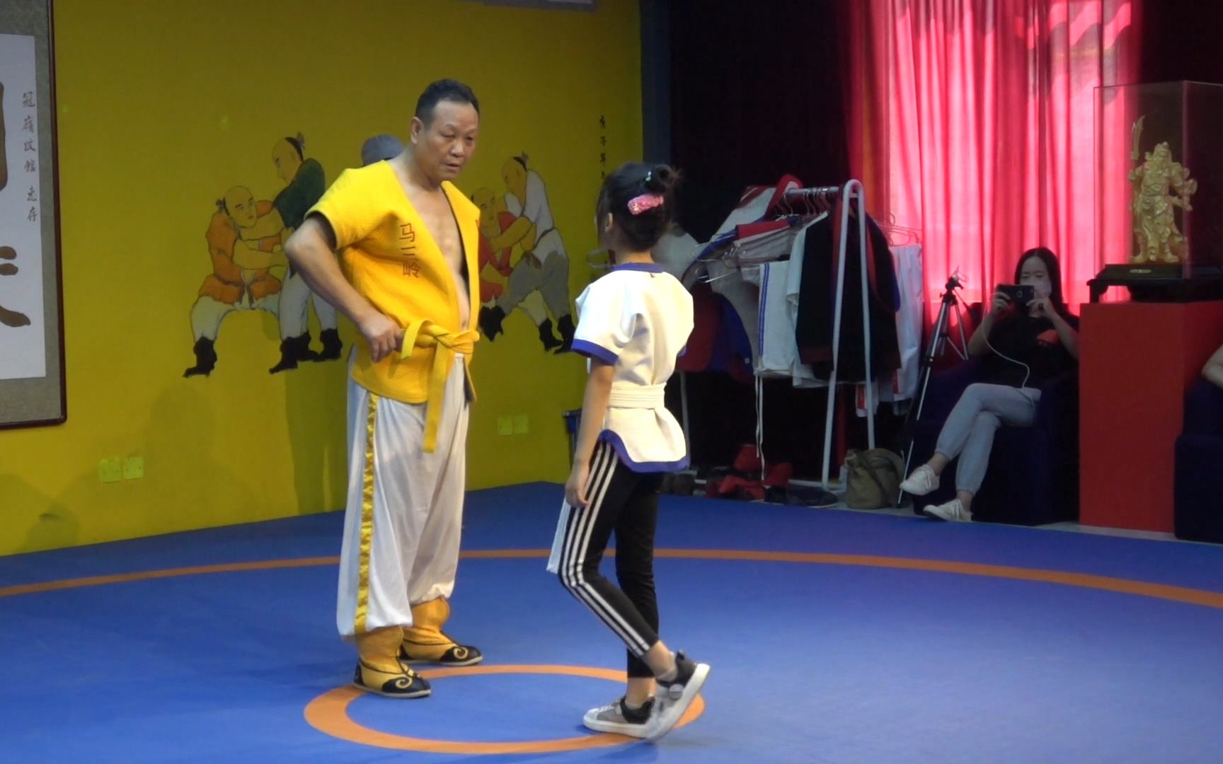 天津摔跤,马三岭被小女孩摔的怒火攻心,快找你爸爸去别跟我摔了