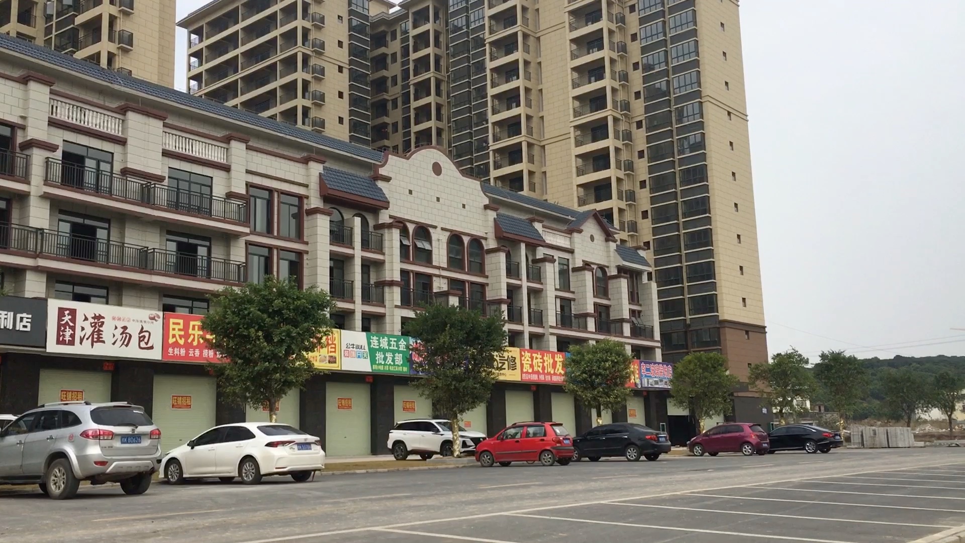 北流的城南,以前从来没去过,开发得这么顺利,这么多高楼耸立.