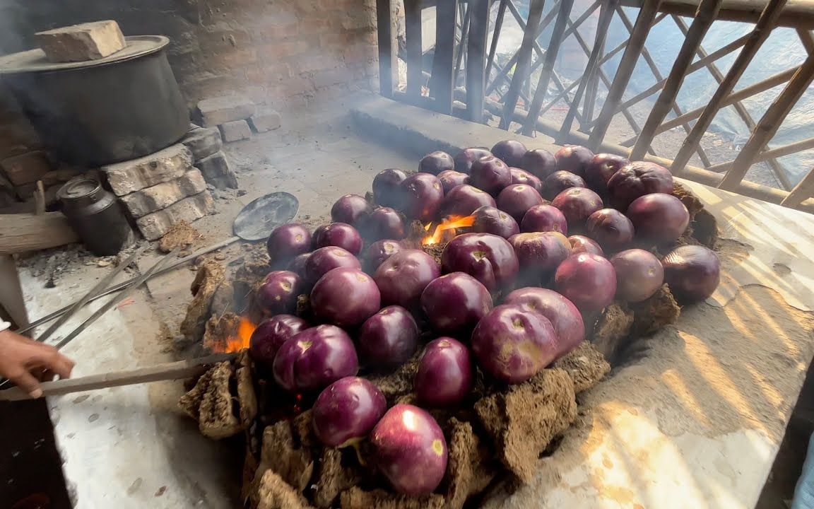 无牛粪不美食!在牛粪饼上烹制巨型茄子,够味!
