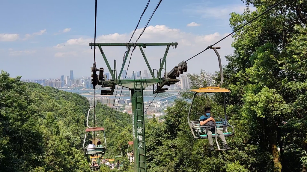 其实来岳麓山坐坐缆车还是不错的,暗中观察全长沙的风景