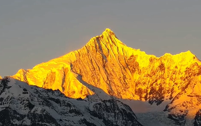 【又是日照金山的一天呢】梅里雪山·卡瓦格博峰日出1215