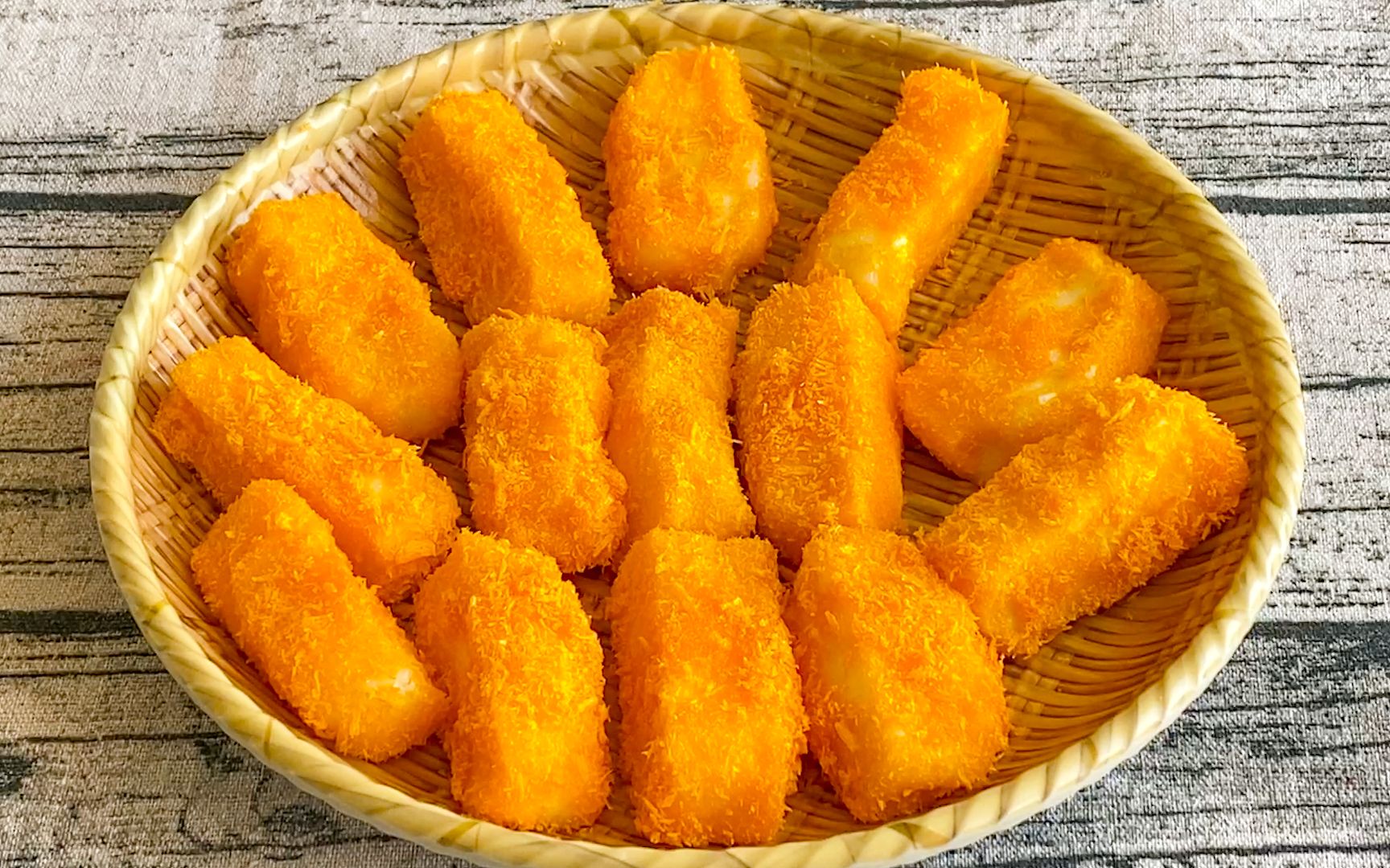 做黄金奶酪,2袋牛奶加1勺淀粉炒一炒,软糯爽滑又筋道 【三丰美食】