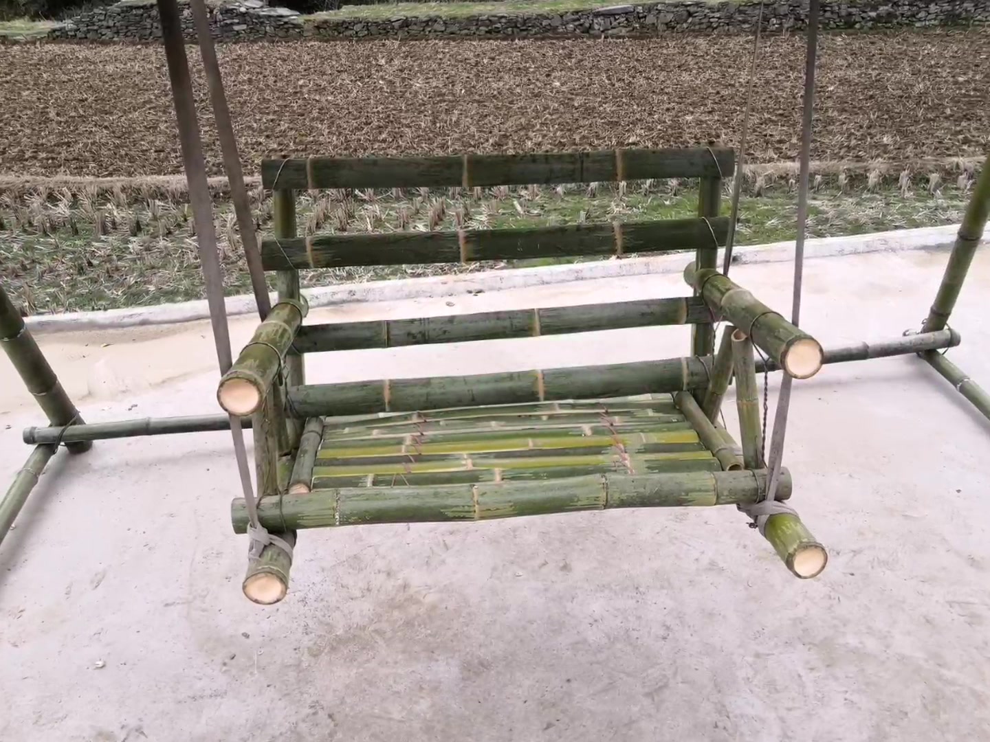 封村期间自己动手做了一个竹荡秋千.