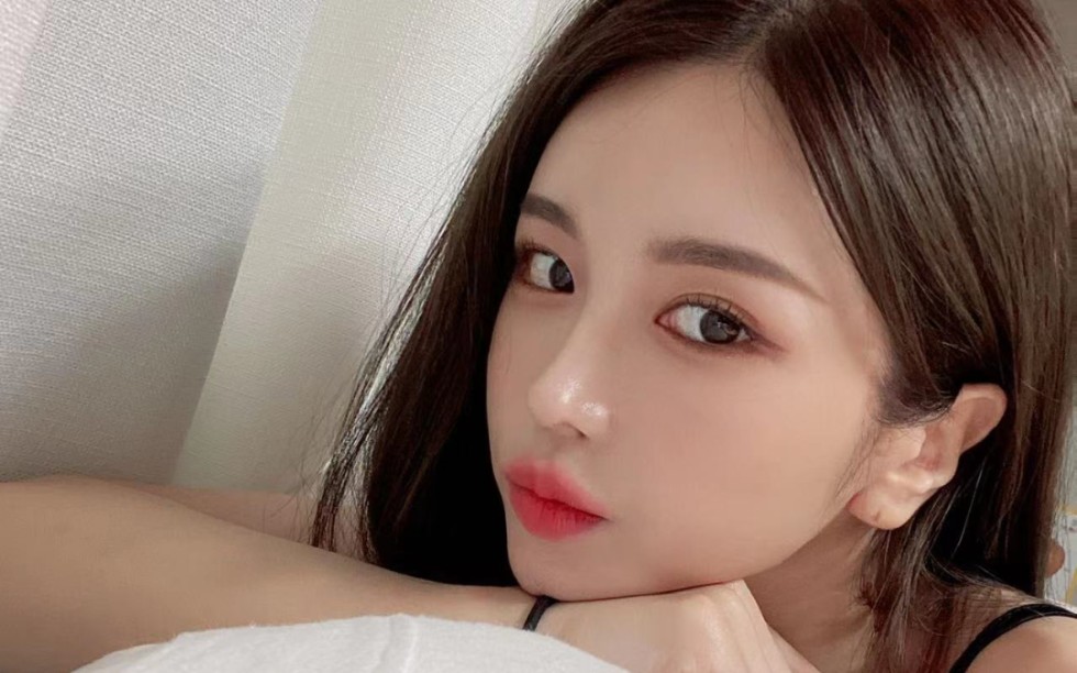 猫步轻俏aoa〕尹素婉