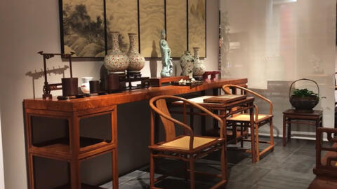 透过一张架子床看到的世界| 一间明式书房。明式家具最适合使用在书房了