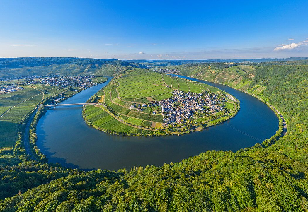 摩泽尔河边的明海姆市镇和农田地