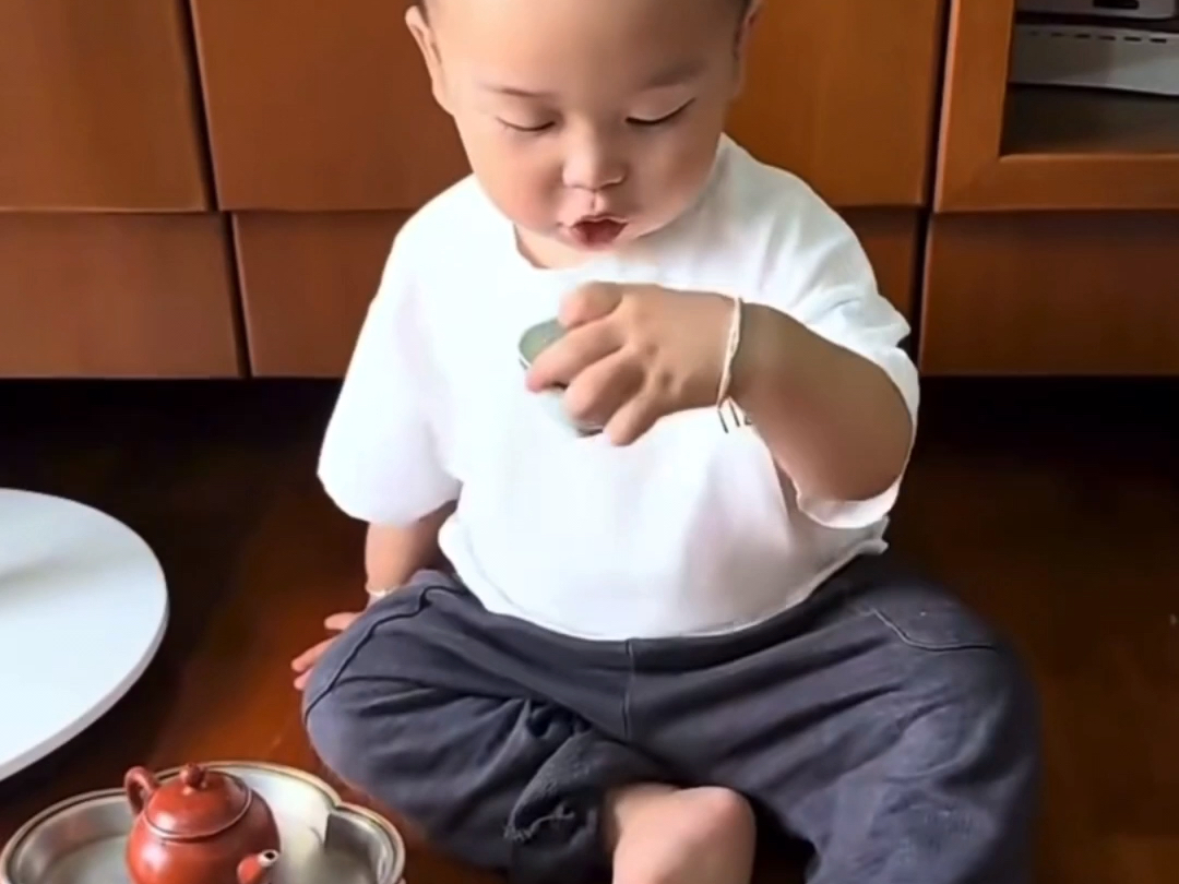 两岁宝宝都会自配奶茶了!#萌娃#搞笑#小屁孩