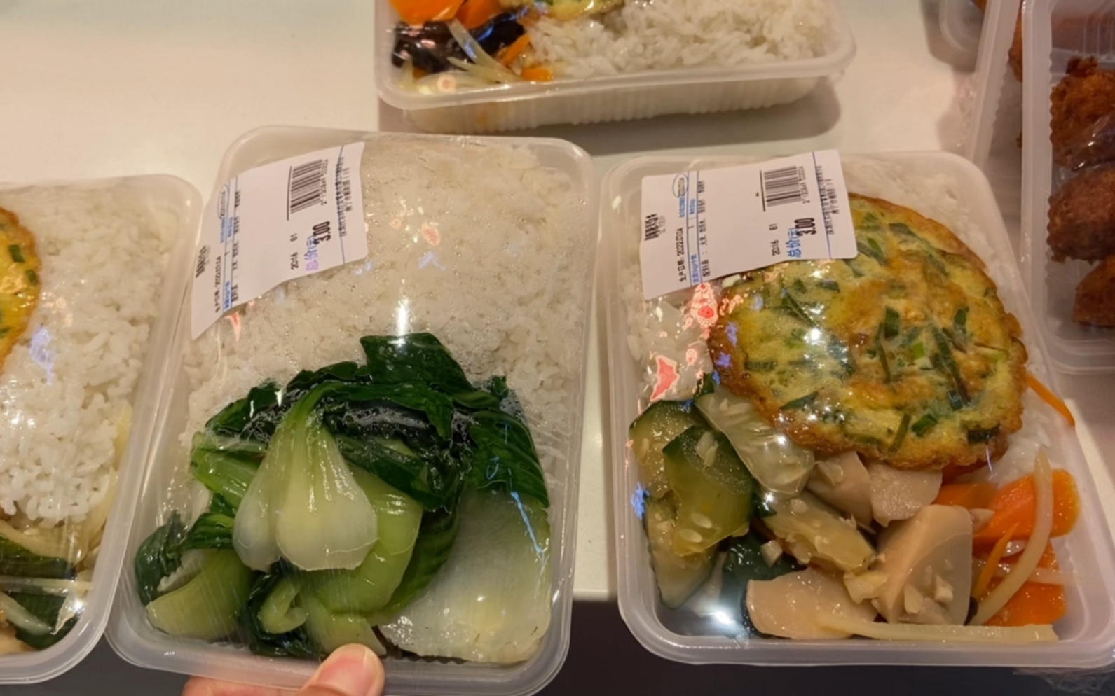 广西一家沃尔玛超市,晚上盒饭3元一份,有蛋和青菜,真的太便宜了