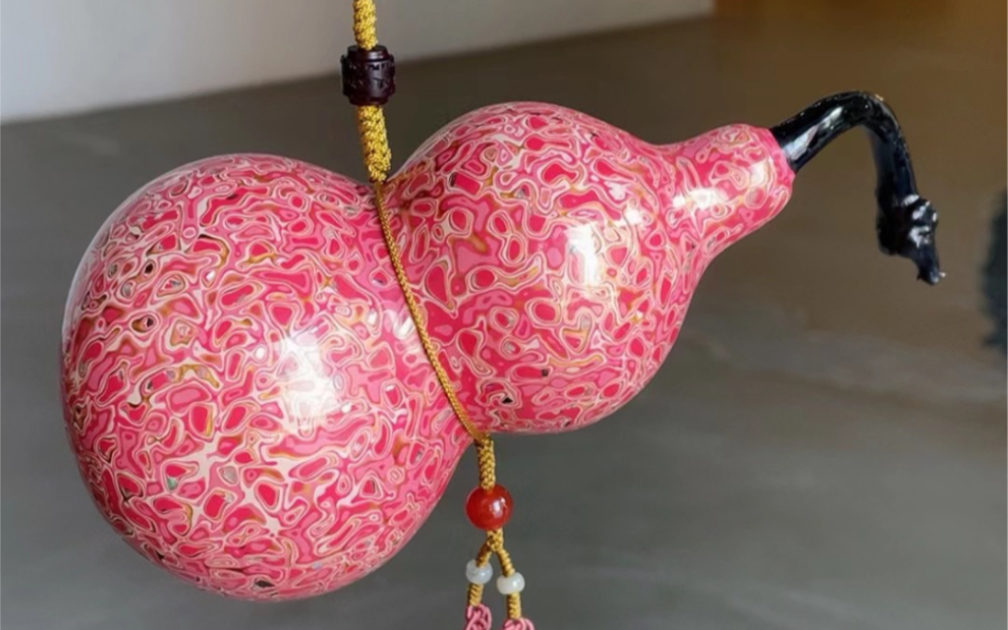 选取天然葫芦,手工髹胭脂粉色,色泽复古,绚丽灿烂.25*6.5cm 绳长30cm