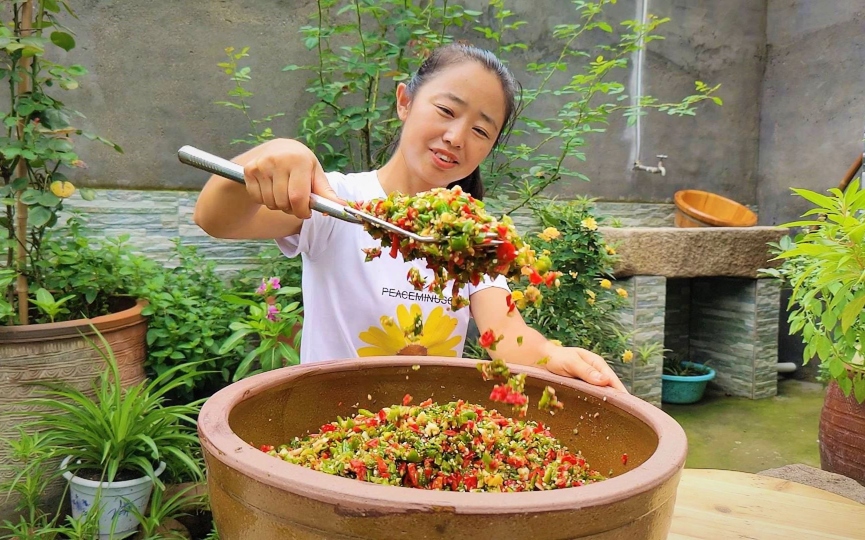 农村媳妇用青红辣椒做剁椒酱,配上生姜大蒜,香辣可口太下饭了哔哩哔哩bilibili