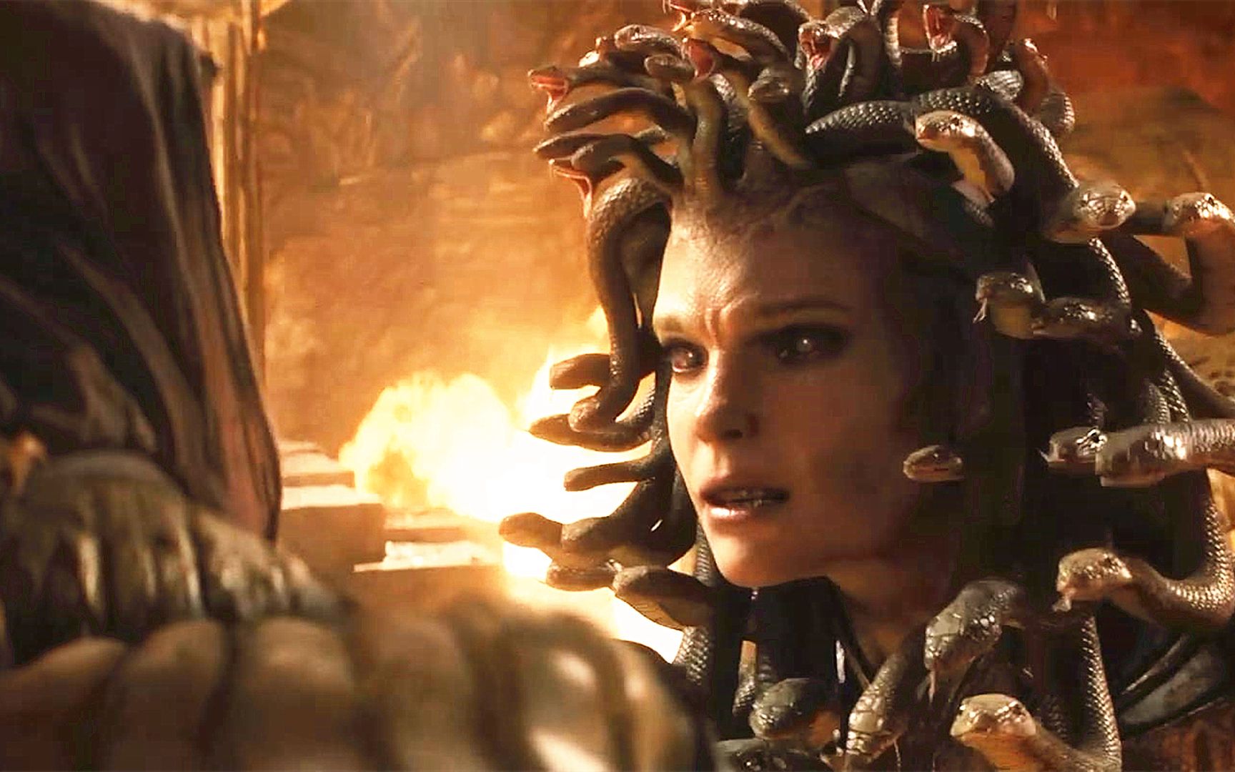 人头蛇身的怪物,男人只要看她一眼,瞬间就会被石化_哔哩哔哩_bilibili