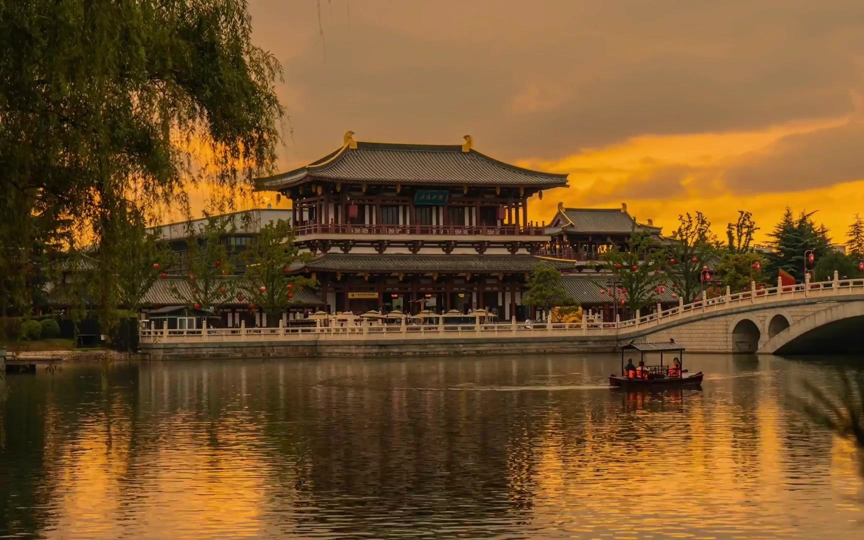 晚霞夕阳映照下的西安大唐芙蓉园,景色感人,来看看!