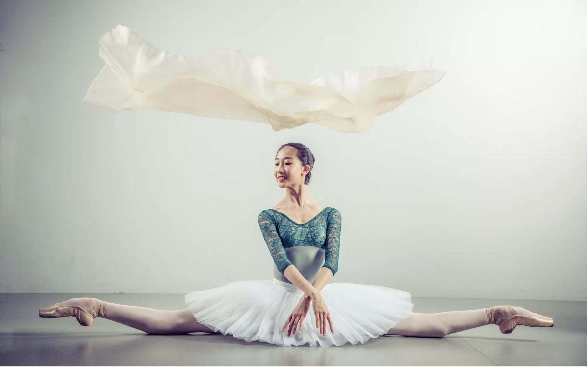 超绝美中国超级腿精王雨菲国芭赛参赛金奖现代芭蕾迎着光