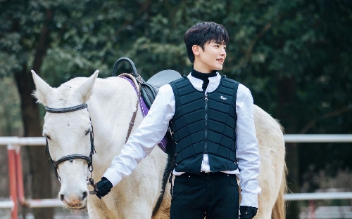 侯明昊情商很高,逻辑思维较强.