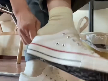 小学老师的帆布鞋白棉袜穿搭