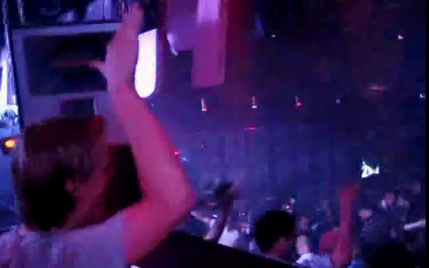 [图]【Avicii 超稀有现场】playing 'Sweet Dreams bootleg' (Swede Dreams) @ Mad Club, Lausanne