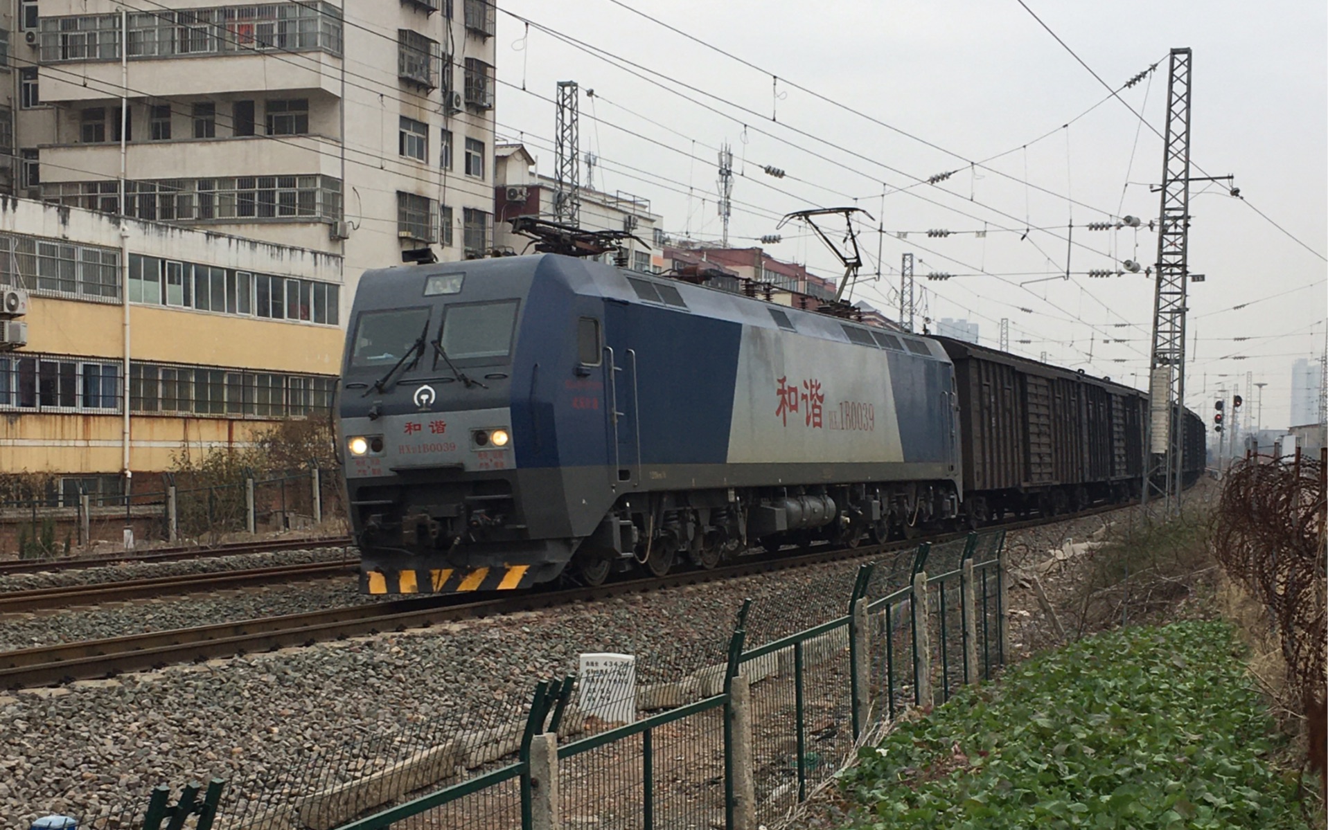 【孟宝铁路】武局江段hxd1b-0324牵引混编货列前往姚孟站