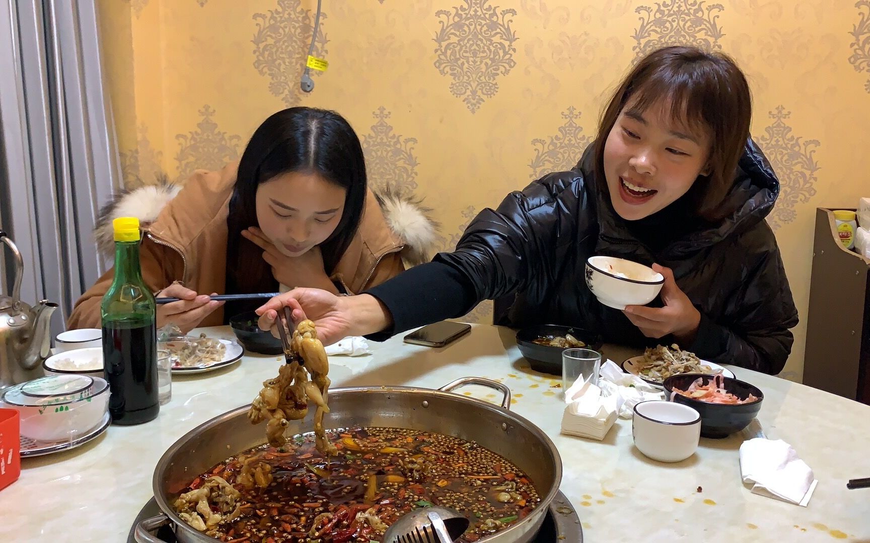 秋妹今天和姐姐出去吃,点了10斤美蛙,一盆饭,弟弟请客,吃过瘾