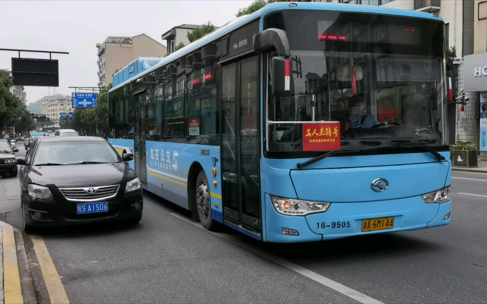 杭州临安公交820路16-9505 电龙xmq6127agbevm 高虹公交站进站