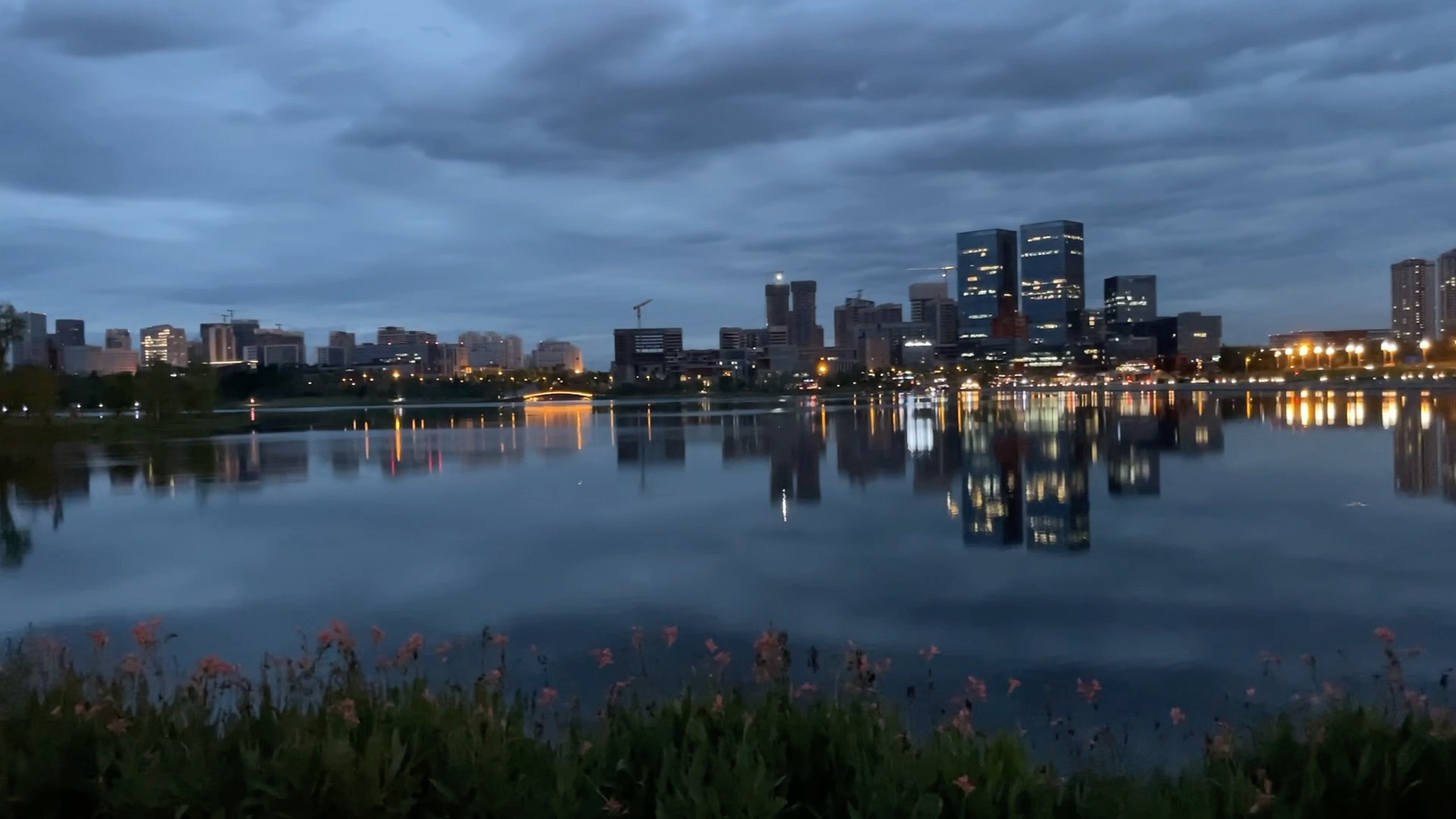 兴隆湖的夜景还是很美的.