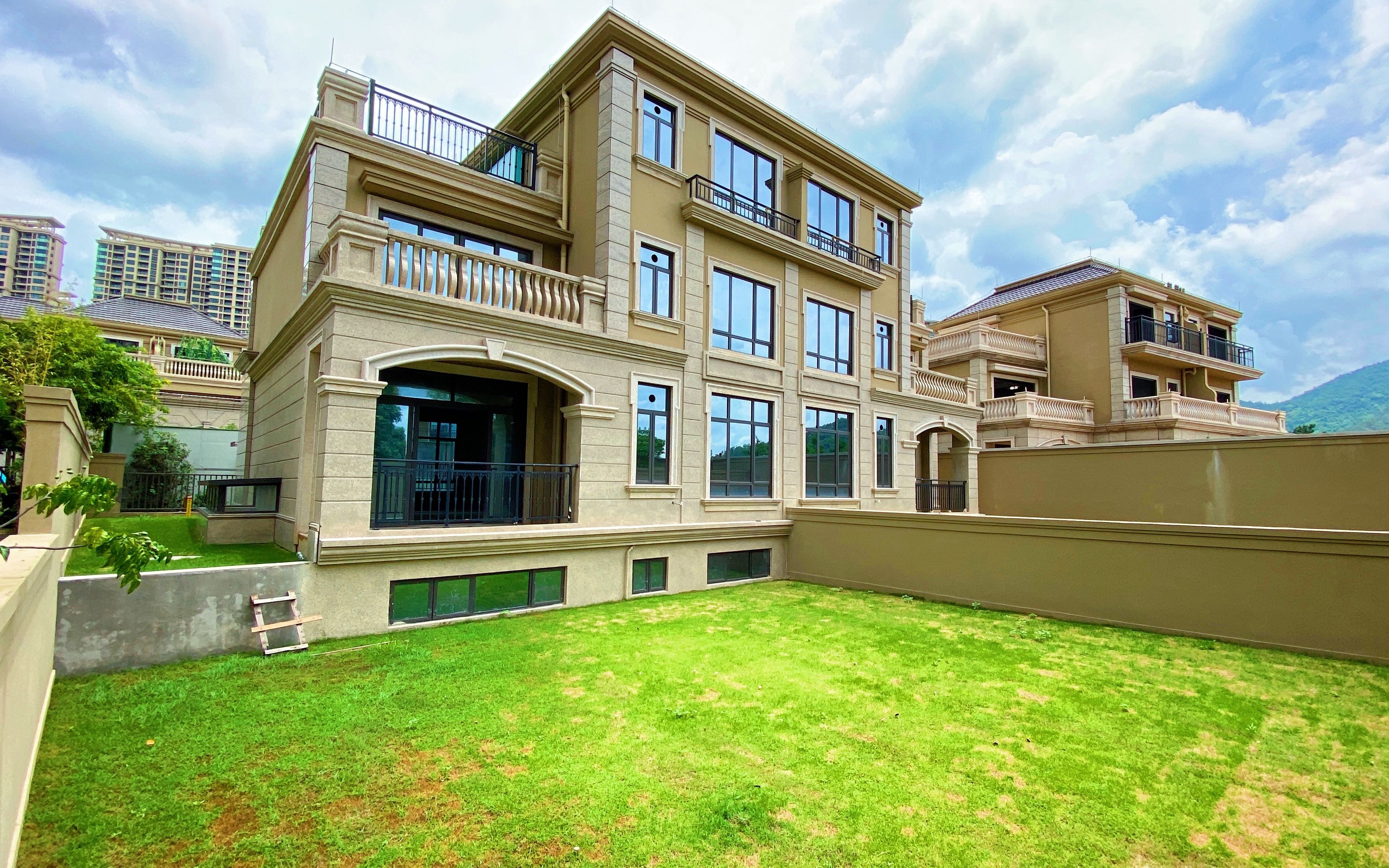 深圳朋友650万买的富人区别墅,200平方大花园,法式装修高端大气_哔哩