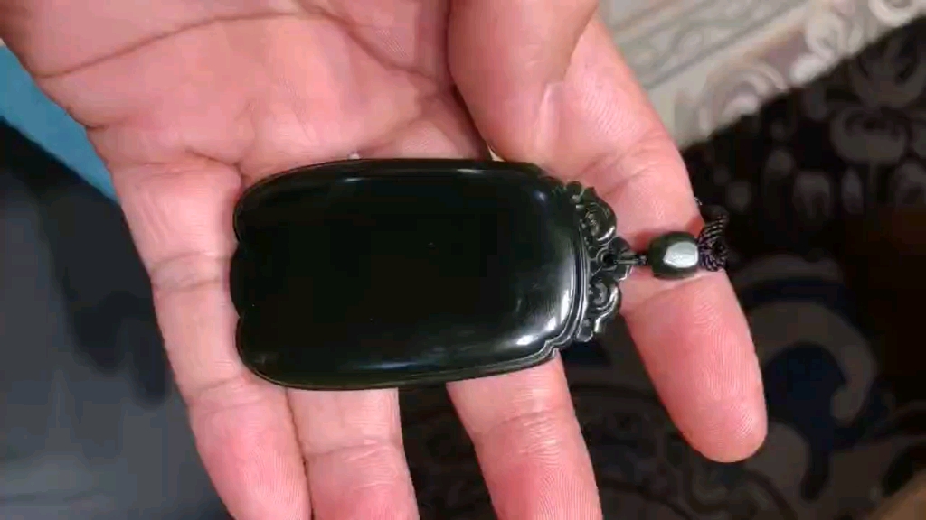 和田玉顶级特细黑青籽料挂件吊坠平安无事牌,上去特油糯,高端老玩家的