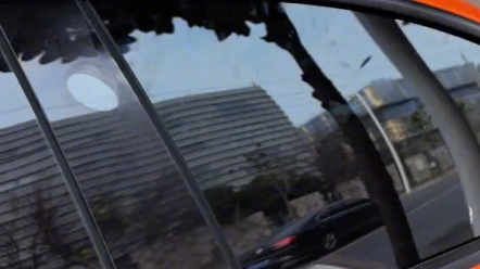 这是谁的特斯拉车主,一觉醒来,车上坐了个石头