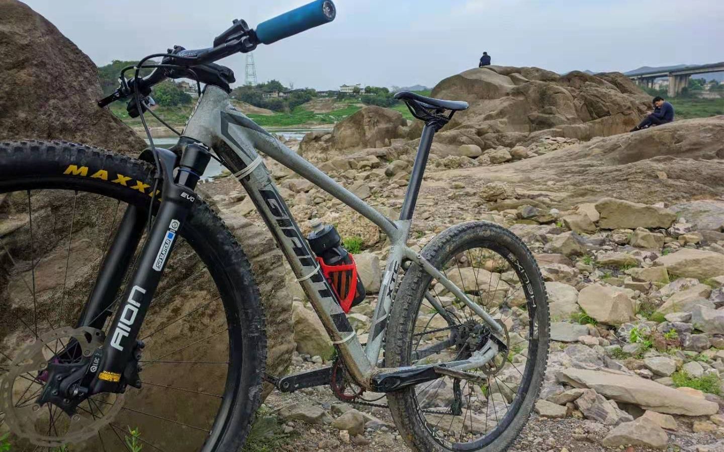 【4k云骑车】当你尝试用25行程硬尾xc乱石堆堆里玩石头/捂脸 太刺激了