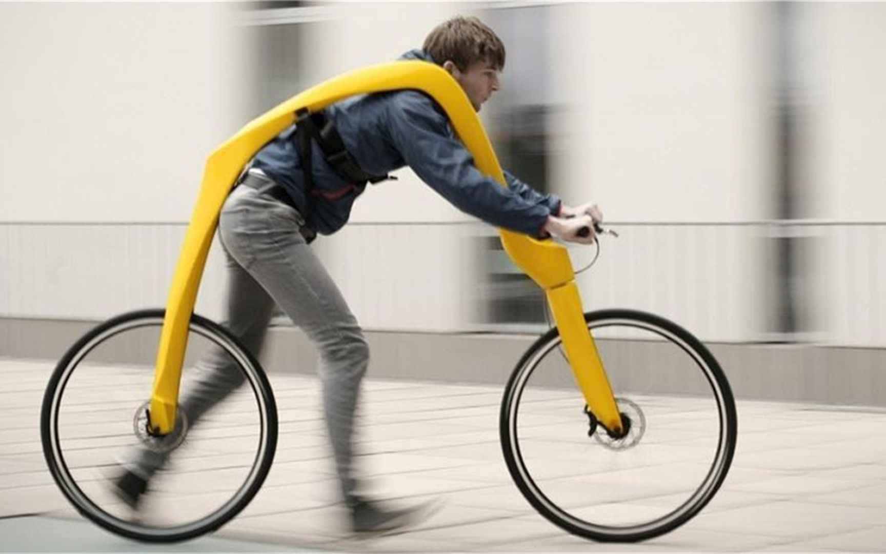 全球第一辆"无脚踏板"自行车,速度十分惊人,靠双腿当发动机!