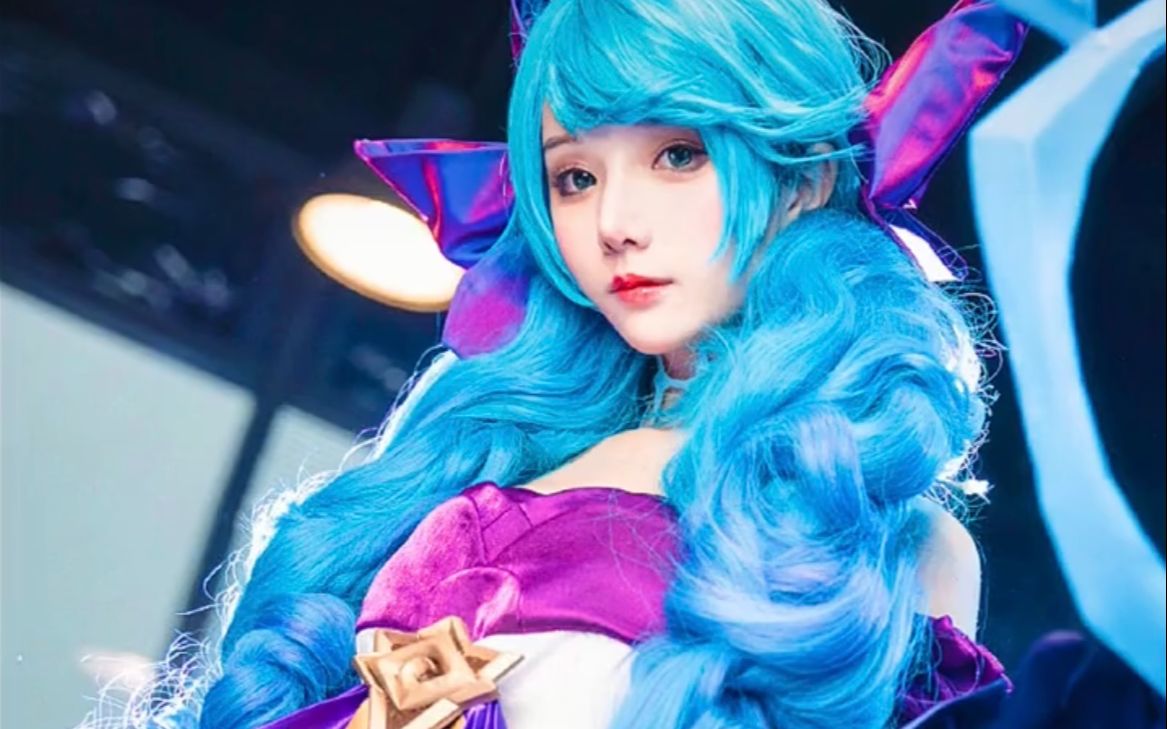 英雄联盟cos格温!双马尾的小姐姐好可爱