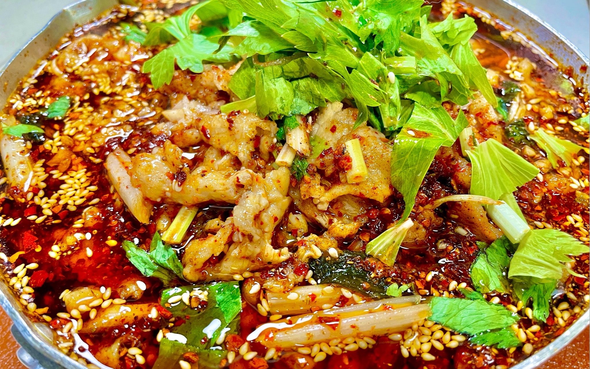 今天做一道麻辣水煮滑肉片,做法简单麻辣鲜香,超详细制作流程,好吃到