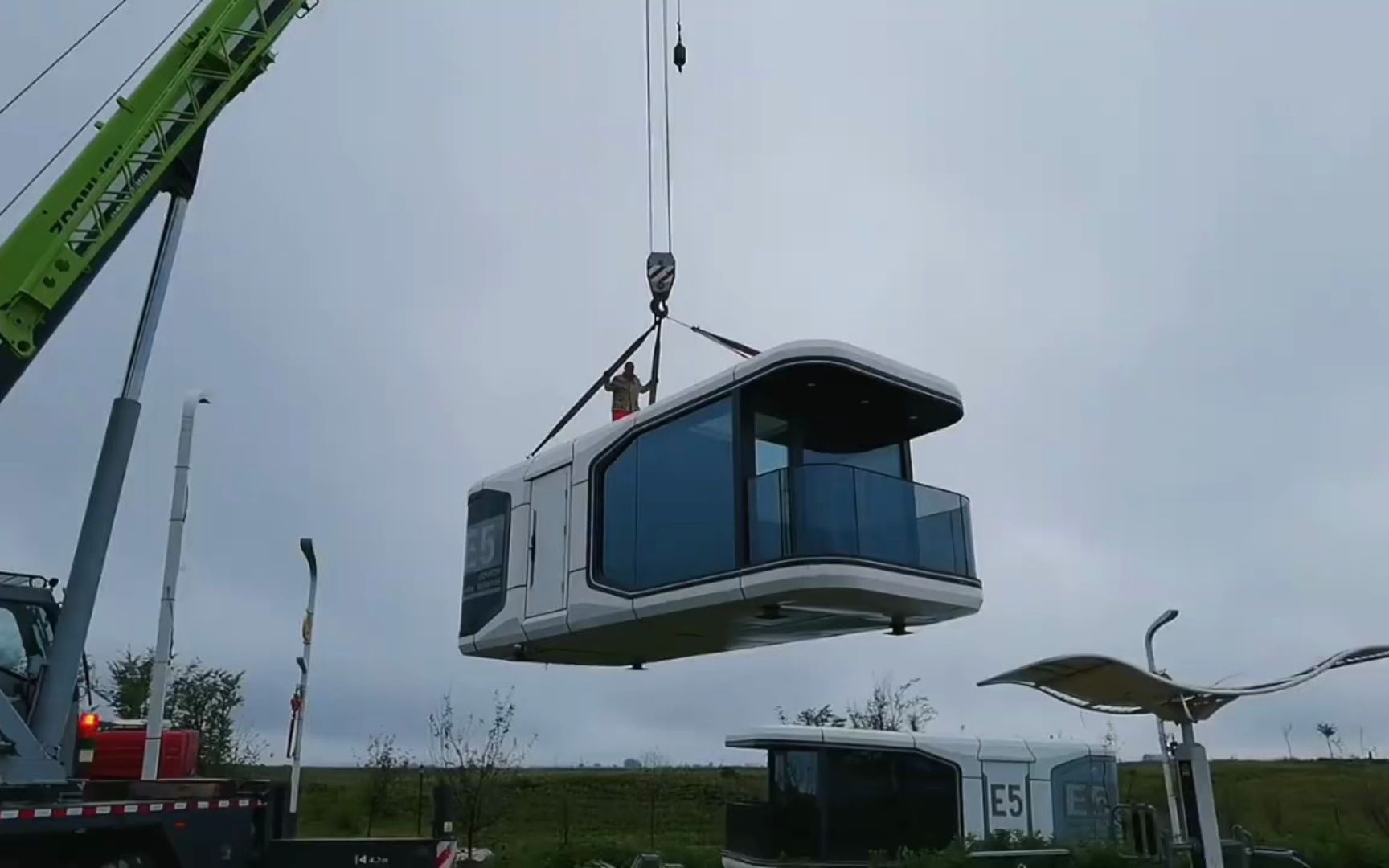 吊装中的太空舱