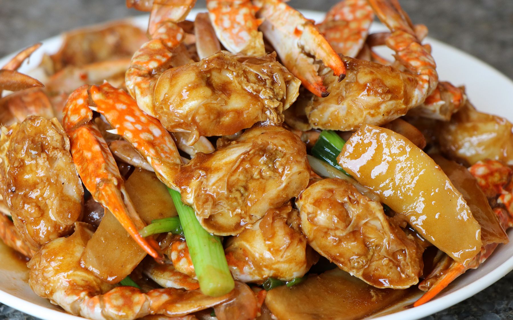 广式小炒姜葱蟹的做法,在家也能做出饭店的味道,赶紧尝试一下吧