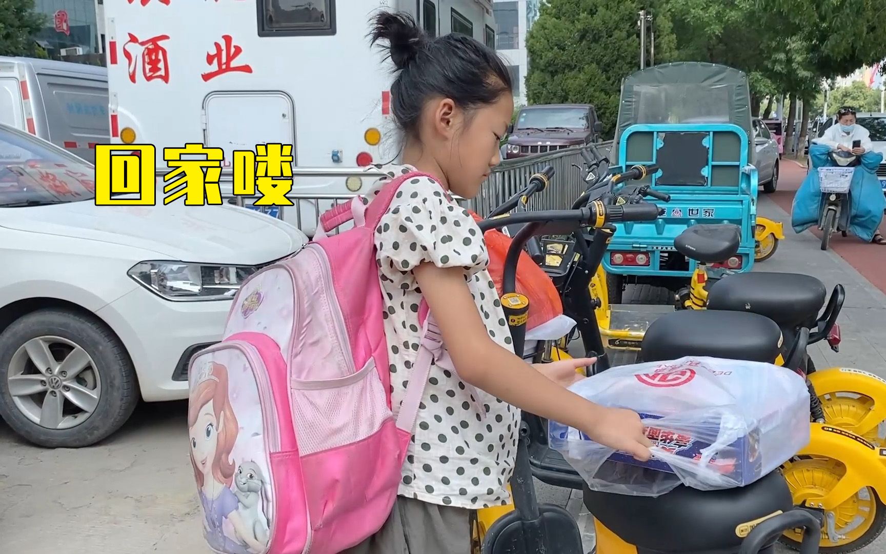 [图]姐姐坐高铁回德州，姥爷买了各种零食，想在高铁上吃泡面能实现吗