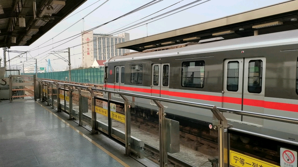 上海地铁1号线01076钢铁侠二世进呼兰路站莘庄站方向0157钢铁侠出呼兰