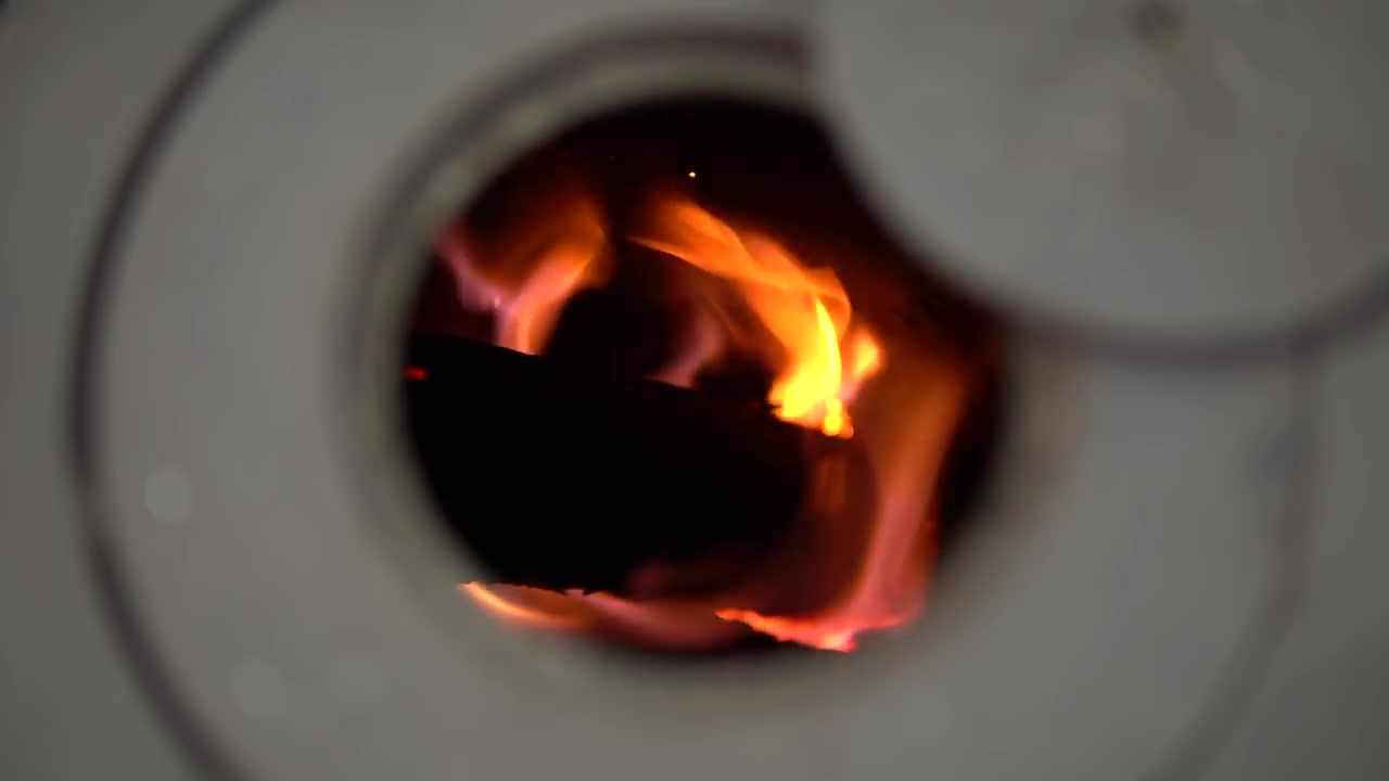 [图]如何在木炉中生火How to Build a Fire in a Wood Stove