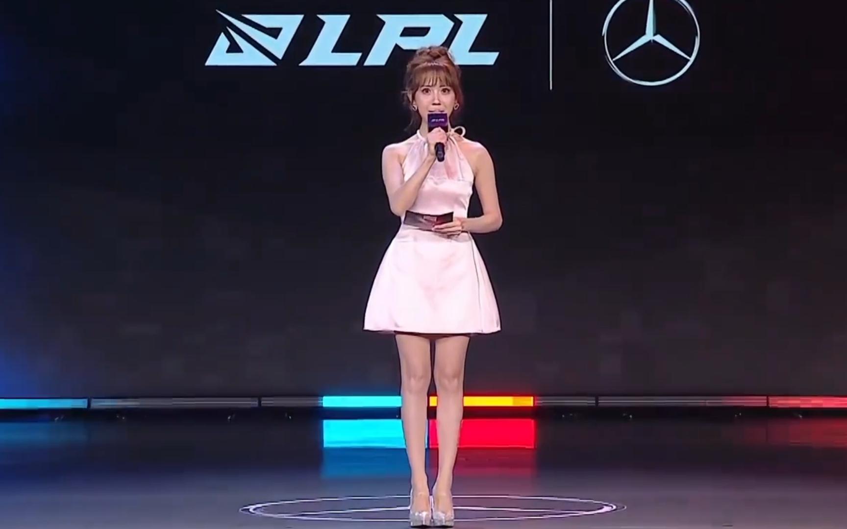 今日lpl季后赛主持人baobao登场,粉色无袖挂脖连衣裙