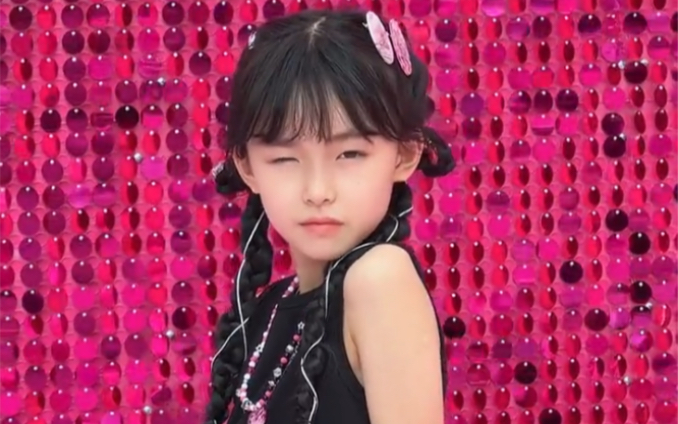 所以平时拍穿搭我都是尽量找没啥人的地方给她拍🤣#刘格格 #芭比 #穿搭-刘格格-刘格格-哔哩哔哩视频