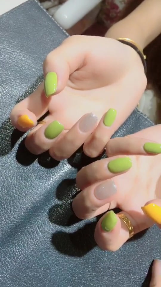 荧光绿美甲造型,手白的做出来非常好看
