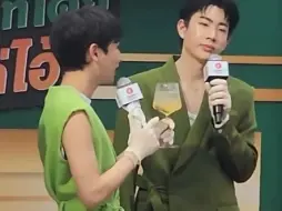 Download Video: ♥offgun♥20240908一个递的随意，一个接的自然，宝关钟鹏进口的是不是特别好喝！OffGun x OISHI BD#OISHI25thBirthday