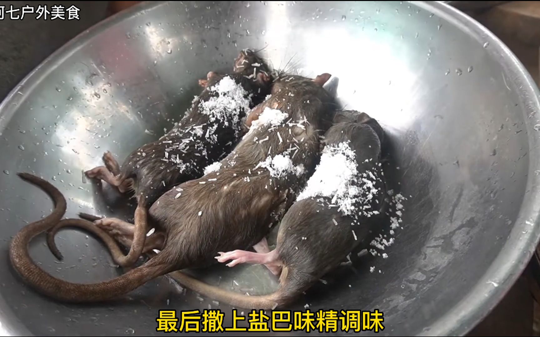 来尝尝越南特色美食,米饭包裹着的油炸"长尾兔"