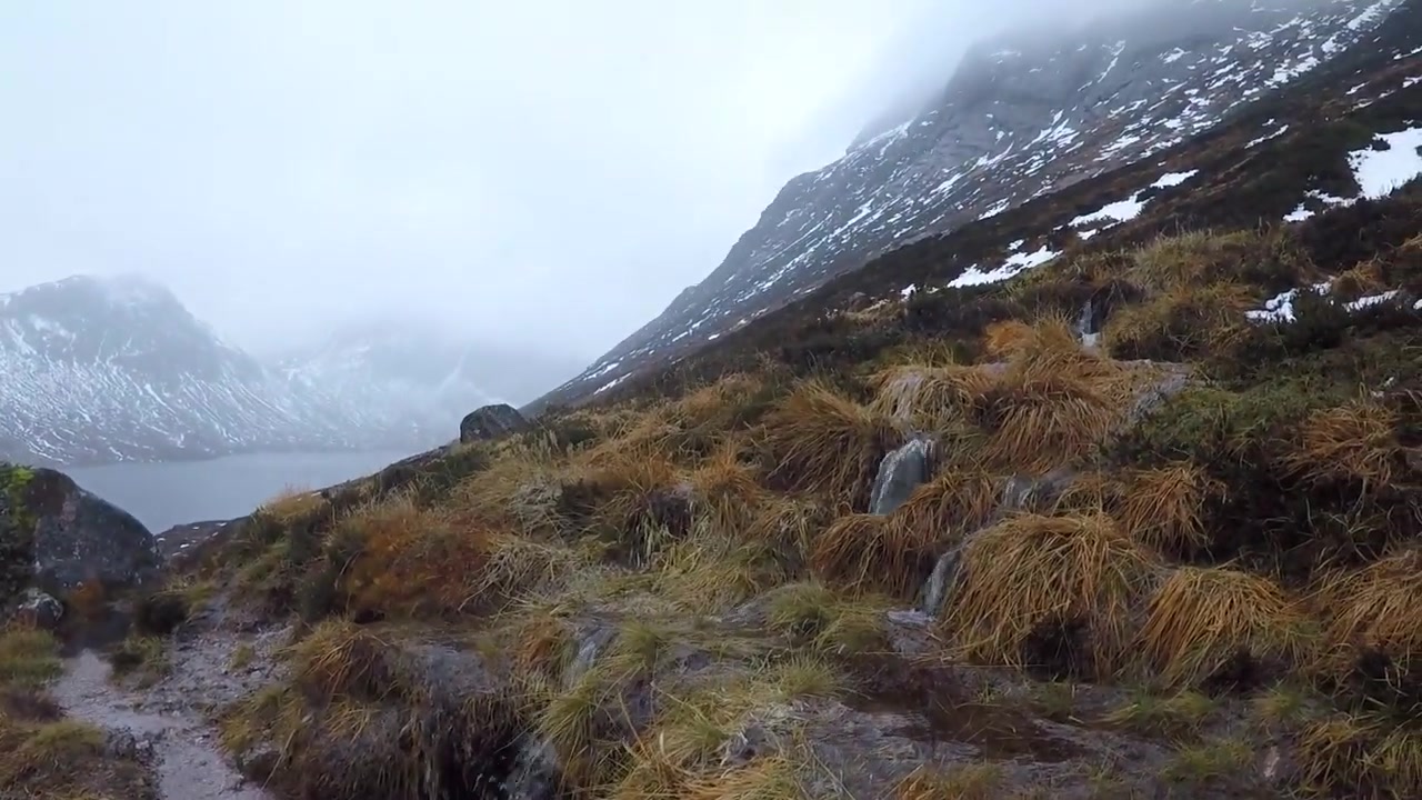 [图]【户外探险达人】穿越凯恩戈姆山脉，登顶英国第二高的山峰！结果等我爬上山顶，手机信号却没了，我尽可能保持体力，因为当夜幕降临时，山上的温度会降低至零度以下！