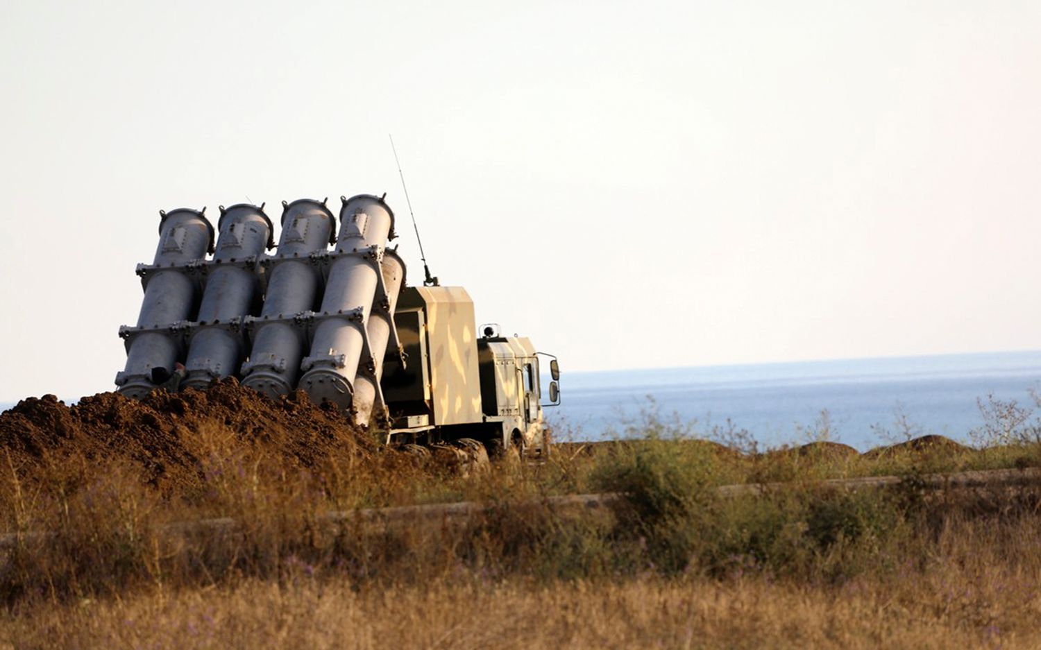 俄"舞会"岸防导弹系统机动演习