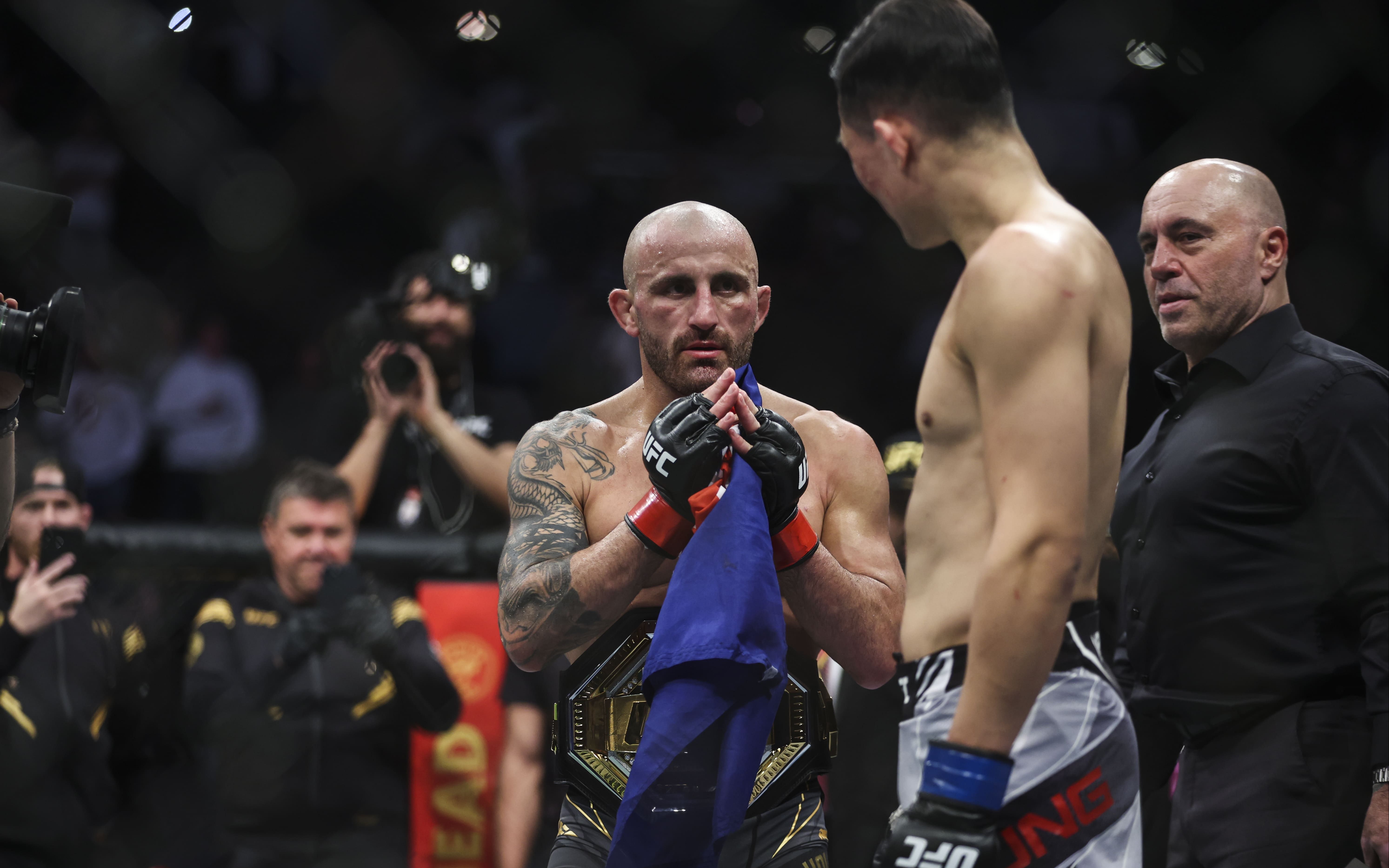 【UFC273 | 八角笼采访】头条主赛:沃尔卡诺夫斯基三度卫冕,郑赞成萌生退意哔哩哔哩bilibili