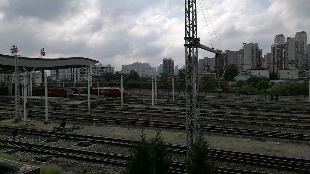 z285次列车出武昌站本务京局京段hxd3d0164