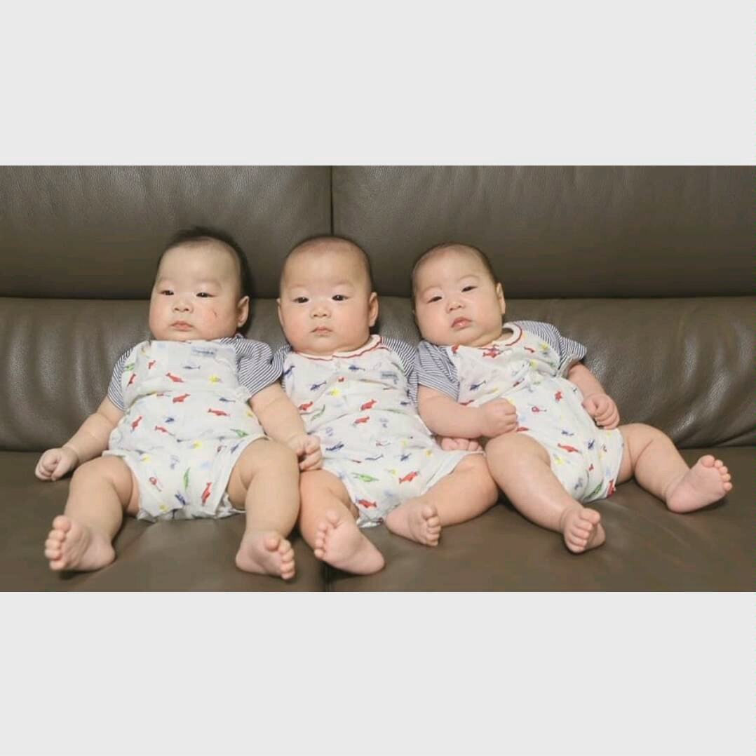 三胞胎已经从肉肉的74变成长腿哥哥了