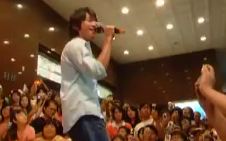 [图]微笑pasta幕后花絮 张栋梁签唱会live-20060723《微笑pasta》电视原声带签唱会 演唱《就微笑了》