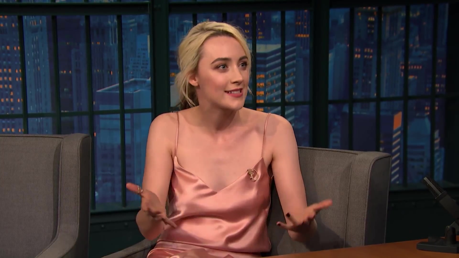 西尔莎罗南 saoirse ronan on seth meyers late show