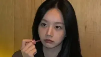 第一次遇见阴天 遮住你侧脸……